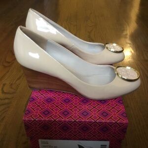 NWT Tory Burch Twiggie Light Oak Patent Leather Wedges 65MM - Size 7